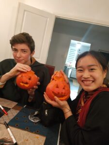 Kotoha et son frère d'accueil à Halloween