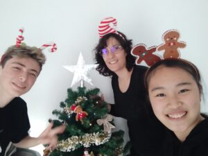 Préparation du sapin de Noël en famille !