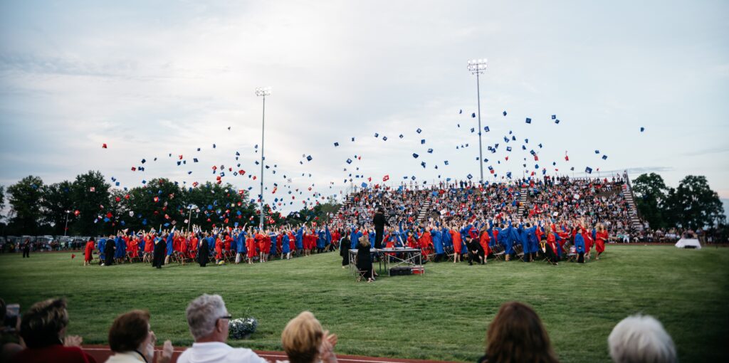 Photos d'élèves célébrant leur graduation aux Etats-Unis
