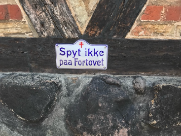 Pancarte du village historique d’Aarhus.
Inscription : « Défense de cracher sur le trottoir »