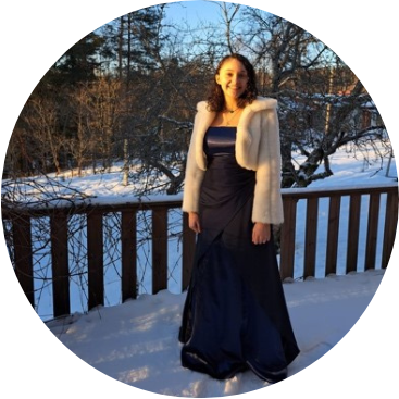 Elodie en tenue de bal