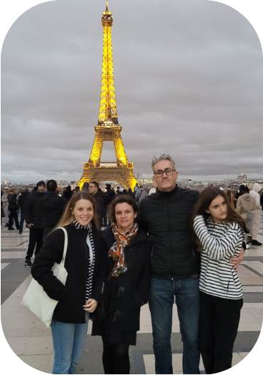 Sofia et sa famille d'accueil à Paris