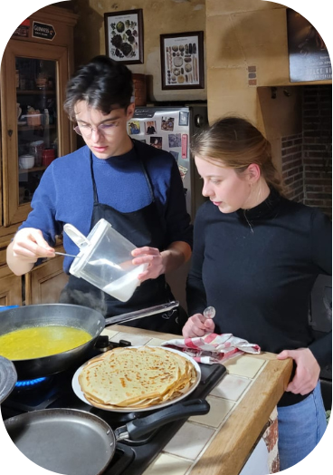 Sofia qui fait des crêpes 