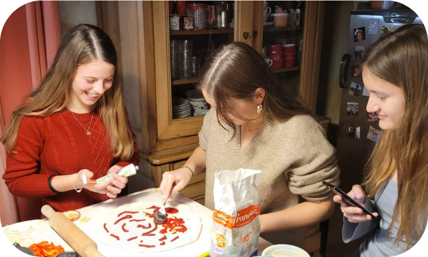 Sofia qui fait une pizza avec sa famille d'accueil