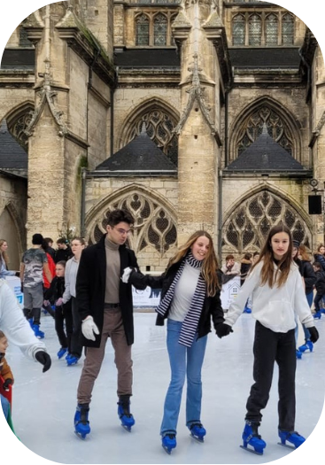 Sofia et ses frère et sœur d'accueil qui font du patinage