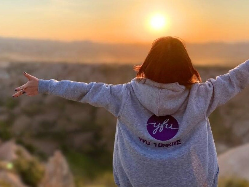 Etudiante d'échange en immersion avec YFU Turquie en voyage dans le désert de Cappadoce.